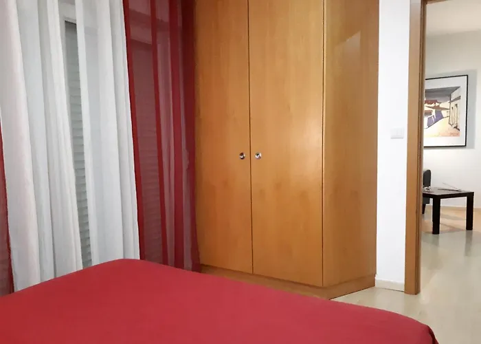 Apartament 5 Minutes Walk From The *